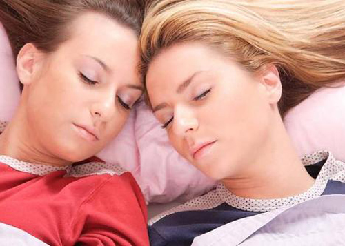 梦见和两个女人睡意味着什么 梦到和两个女人睡是什么意思
