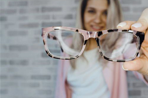 梦见戴眼镜是什么预兆 梦到戴眼镜是什么意思