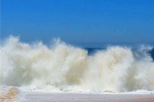 梦见海浪是什么预兆 梦到海浪是什么意思
